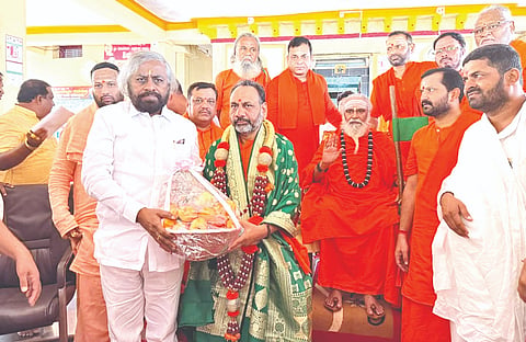 ಬಸವಕಲ್ಯಾಣ ತಾಲೂಕಿನ ತಡೋಳಾ ಶ್ರೀಮಠದಲ್ಲಿ  ಜಿಲ್ಲಾ ಮಠಾಧೀಶರ ಒಕ್ಕೂಟದ ನೂತನ ಅಧ್ಯಕ್ಷರಾಗಿ ಆಯ್ಕೆಯಾಗಿರುವ ಶ್ರೀ ರಾಜೇಶ್ವರ ಶಿವಾಚಾರ್ಯರನ್ನು ಸನ್ಮಾನಿಸಲಾಯಿತು. ಶ್ರೀ ರಂಭಾಪುರಿ ಡಾ.ವೀರಸೋಮೇಶ್ವರ ಜಗದ್ಗುರುಗಳು, ಶ್ರೀ ನಲಿಂಗ ರುದ್ರಮುನಿ ಶಿವಾಚಾರ್ಯರು, ಶ್ರೀ ಶಿವಾನಂದ ಸ್ವಾಮೀಜಿ, ಗ್ರಾಮೀಣಾಭಿವೃದ್ಧಿ  ಸಚಿವ ಈಶ್ವರ ಖಂಡ್ರೆ ಇತರರಿದ್ದರು.