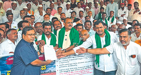 ಬಸವಕಲ್ಯಾಣ ಹಾಗೂ ಹುಲಸೂರ ತಾಲೂಕುಗಳನ್ನು ಬರಪೀಡಿತ ಪ್ರದೇಶ ಘೋಷಣೆಗೆ ಒತ್ತಾಯಿಸಿ ಶನಿವಾರ ಜಿಪಂ ಮಾಜಿ ಅಧ್ಯಕ್ಷ ಅನೀಲ ಭುಸಾರೆ ನೇತೃತ್ವದಲ್ಲಿ ಮುಖ್ಯಮಂತ್ರಿಗೆ ಬರೆದ ಮನವಿಪತ್ರವನ್ನು  ಉಪತಹಸೀಲ್ದಾರ್​ ಅರುಣಕುಮಾರ ಅವರಿಗೆ ಸಲ್ಲಿಸಲಾಯಿತು. ಆಕಾಶ ಖಂಡಾಳೆ, ಡಾ.ಬಸವರಾಜ ಸ್ವಾಮಿ, ವಿ ಟಿ ಶಿಂಧೆ, ಪ್ರವಿಣ ಕಾಡಾಡಿ, ಅರ್ಜುನ ಸರಜವಳಗೆ, ಭಗವತ್​ ಜನಬಾ, ಸಂತೋಷ ಗಾಯಕವಾಡ, ನಿತೀಶ ಪಾಟೀಲ್​, ಬಸವರಾಜ ಹಾರಕುಡೆ ಇತರರಿದ್ದರು.