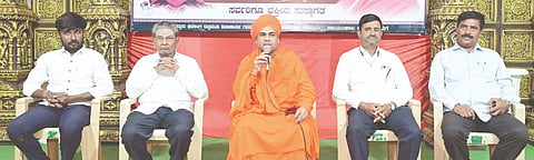  ಶ್ರಾವಣ ಮಾಸದ ನಿಮಿತ್ತ ಬಸವಕಲ್ಯಾಣದ ತ್ರಿಪುರಾಂತ ಸಂಸ್ಥಾನ ಗವಿಮಠದಲ್ಲಿ ಆಯೋಜಿಸಿದ್ದ ಉಪನ್ಯಾಸ ಮಾಲೆ ಕಾರ್ಯಕ್ರಮದಲ್ಲಿ ಶ್ರೀ ಡಾ.ಅಭಿನವ ಘನಲಿಂಗ ರುದ್ರಮುನಿ ಶಿವಾಚಾರ್ಯರು ಮಾತನಾಡಿದರು. ಶರಣಪ್ಪ ಬಿರಾದಾರ, ಅಶೋಕ ರಡ್ಡಿ,  ರಾಜಕುಮಾರ ಇರಲೆ, ಸೋಮನಾಥ ರಾಜೋಳೆ ಇದ್ದರು.