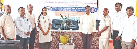 ಬಸವಕಲ್ಯಾಣದ ಎಸ್​ಎಸ್​ಕೆ ಬಸವೇಶ್ವರ ಕಲಾ, ವಿಜ್ಞಾನ, ವಾಣಿಜ್ಯ, ಸ್ನಾತಕ ಮತ್ತು ಸ್ನಾತಕೋತ್ತರ ಮಹಾವಿದ್ಯಾಲಯದಲ್ಲಿ  ಆಯೋಜಿಸಿದ್ದ  ಎನ್​ಎಸ್​ಎಸ್​ ವಿಶೇಷ ವಾರ್ಷಿಕ ಶಿಬಿರದ ಸಮಾರೋಪದಲ್ಲಿ  ಡಾ.ಬಸವರಾಜ ಎವಲೆ, ಪ್ರಾಚಾರ್ಯ ಡಾ.ಶಿವಕುಮಾರ್​ ಪಾಟೀಲ್​, ಪ್ರೊ.ಡಿ.ಎಸ್​.ಪಾಟೀಲ್​, ಡಾ.ಸುರೇಶ ಎಚ್​.ಆರ್​., ಮಹಾದೇವ ದೇಗಾಂವ ಇದ್ದರು.
