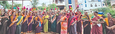 ಬಸವಕಲ್ಯಾಣದ ಜೈಶಂಕರ ಕಾಲನಿಯ ಶ್ರೀ ಹನುಮಾನ ಮಂದಿರದ ಪರಿಸರದಲ್ಲಿ ಶನಿವಾರ ಮಹಿಳೆಯರು ಬುಟ್ಟಿ ಜಾತ್ರೆ ಆಚರಿಸಿ ಮಳೆಗಾಗಿ ಪ್ರಾರ್ಥಿಸಿದರು.