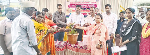 ಬಸವಕಲ್ಯಾಣ- ತಾಲೂಕಿನ ಮುಡಬಿ ಗ್ರಾಮದಲ್ಲಿ ಮಂಗಳವಾರ ಆಯೋಜಿಸಿದ್ದ ಜಾಬ್​ ಕಾರ್ಡ್​ ಮೇಳ ಮತ್ತು ಮನೆ ಮನೆ ಭೇಟಿ ಹಾಗೂ ಬೇಡಿಕೆ ಸ್ವೀಕಾರ ಅಭಿಯಾನಕ್ಕೆ ತಾಪಂ ಇಒ ರಮೇಶ ಸುಲ್ಪಿ ಚಾಲನೆ ನೀಡಿದರು. ಮಹ್ಮದ್​ ಸಲೀಂ, ಅಬ್ದುಲ್​ ರಜಾಕ್​, ಶಿವರಾಜ ಪಾಟೀಲ್​, ವೀರಾರಡ್ಡಿ  ಇತರರಿದ್ದರು. 