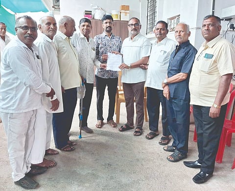 ಬೋರಗಾಂವದಲ್ಲಿ ಶೆಂಡೂರು ಗ್ರಾಮದ ವಿದ್ಯಾಸಾಗರ ಪ್ರೌಢಶಾಲೆ ನಿರ್ದೇಶಕರಿಗೆ 15 ಲಕ್ಷ ರೂ. ಮಂಜೂರಾತಿ ಪತ್ರವನ್ನು ಯುವ ಮುಖಂಡ ಉತ್ತಮ ಪಾಟೀಲ ಹಸ್ತಾಂತರಿಸಿದರು. ಅಭಿನಂದನ ಪಾಟೀಲ, ಪುಂಡಲೀಕ ಕುಂಬಾರ, ಬಂಡೋಪಂತ್ ಲಾಡ್, ವಿಠ್ಠಲ ಚೌಗುಲೆ, ಇತರರಿದ್ದರು.