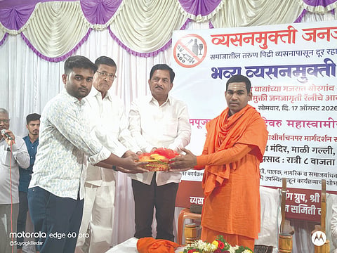 ಬೋರಗಾಂವದಲ್ಲಿ ಶಿವಪ್ರಸಾದ ದೇವರನ್ನು ಡಾ.ಶಂಕರ ಮಾಳಿ, ಅಣ್ಣಾಸಾಹೇಬ ಹಾವಲೆ, ಪೃಥ್ವಿರಾಜ ಪಾಟೀಲ ಸನ್ಮಾನಿಸಿದರು.