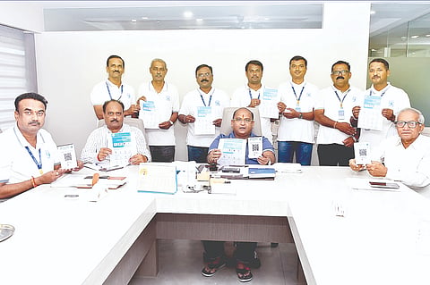 ಬೋರಗಾಂವ ಪಟ್ಟಣದ ಅರಿಹಂತ ಸೊಸೈಟಿಯ ಡಿಜಿಟಲ್ ಮೊಬೈಲ್ ಅಪ್ಲಿಕೇಶನ್ ಮತ್ತು ಕ್ಯೂಆರ್ ಕೋಡ್‌ನ್ನು ಸೊಸೈಟಿ ಅಧ್ಯಕ್ಷ ಅಭಿನಂದನ ಪಾಟೀಲ ಅನಾವರಣಗೊಳಿಸಿದರು. ಉತ್ತಮ ಪಾಟೀಲ, ಸತೀಶ ಪಾಟೀಲ, ಅಶೋಕ ಬಂಕಾಪುರೆ, ಅಭಯಕುಮಾರ ಖೋತ, ಸುಭಾಸ ಶೆಟ್ಟಿ ಇತರರಿದ್ದರು.