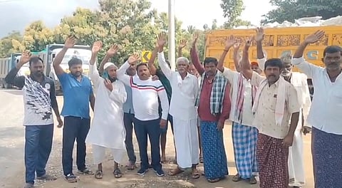  ಬೆಟ್ಟದಪುರ ಸಮೀಪದ ಗೊರಹಳ್ಳಿ ಗ್ರಾಮದ ದೇವಿನಗರ ಕ್ರಾಸ್‌ನಲ್ಲಿ ಮಂಗಳವಾರ ಕ್ರಷರ್ ಲಾರಿಗಳನ್ನು ತಡೆದು ಗ್ರಾಮಸ್ಥರು ಪ್ರತಿಭಟನೆ ನಡೆಸಿದರು. ಮುಖಂಡರಾದ ಶಿವಣ್ಣ ಕರಡಿಪುರ, ವಸಂತ, ಕೃಷ್ಣಮೂರ್ತಿ, ಸುಭಾನ್ ವುಲ್ಲಾ, ಕುಮಾರಶೆಟ್ಟಿ, ಹರೀಶ್, ಉಮೇಶ್, ಚಂದ್ರಶೆಟ್ಟಿ ಇತರರು ಭಾಗವಹಿಸಿದ್ದರು.