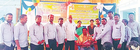 ಬೆಟ್ಟದಪುರದ ಎಸ್‌ಎಂಎಸ್ ಪದವಿಪೂರ್ವ ಕಾಲೇಜಿನಲ್ಲಿ ಆಯೋಜಿಸಿದ್ದ ಕಾರ್ಯಕ್ರಮದಲ್ಲಿ ದೇವರಾಜು ಪಿ.ಚಿಕ್ಕಹಳ್ಳಿ ಅವರನ್ನು ಸನ್ಮಾನಿಸಲಾಯಿತು.