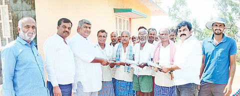     ವಿವಿಧ ಅಭಿವೃದ್ಧಿ ಕಾಮಗಾರಿಗಳ ಉದ್ಘಾಟನಾ ಸಮಾರಂಭದ ಆಹ್ವಾನ ಪತ್ರಿಕೆಗಳನ್ನು ಐಚನಹಳ್ಳಿ ಗ್ರಾಮಸ್ಥರಿಗೆ ತಾಲೂಕು ಗ್ಯಾರಂಟಿ ಯೋಜನೆ ಅನುಷ್ಠಾನ ಸಮಿತಿ ಅಧ್ಯಕ್ಷ ನಿತಿನ್ ವೆಂಕಟೇಶ್ ವಿತರಣೆ ಮಾಡಿದರು. ಮೈಮುಲ್ ನಿರ್ದೇಶಕ ಪ್ರಕಾಶ್, ಕೆಡಿಪಿ ಸದಸ್ಯ ಲಕ್ಷ್ಮೀನಾರಾಯಣ, ಮುಖಂಡ ಮರೀಗೌಡ ಸೇರಿದಂತೆ ಗ್ರಾಮಸ್ಥರು ಇದ್ದರು.
