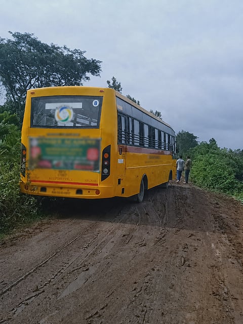 ಅಂಬಲಾರೆ ಗ್ರಾಮದ ಕೆರೆ ಏರಿ ಮೇಲೆ ಗೋಡು ಮಣ್ಣು ರಸ್ತೆಗೆ ಅಂಟಿಕೊಂಡು ಕೆಸರುಮಯವಾದ ಹಿನ್ನೆಲೆಯಲ್ಲಿ ಖಾಸಗಿ ಶಾಲಾ ವಾಹನ ಸಂಚರಿಸಲು ಹರಸಾಹಸಪಟ್ಟಿತ್ತು. 