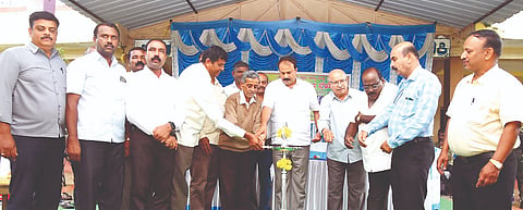 ಬೆಟ್ಟದಪುರ ಸಮೀಪದ ಕೋಮಲಾಪುರದ ಅನುದಾನಿತ ಶ್ರೀರಾಮ ಪ್ರೌಢಶಾಲೆಯಲ್ಲಿ ಶಾಲೆಯ ಆಯೋಜಿಸಿದ್ದ 44ನೇ ಸಂಸ್ಥಾಪನಾ ದಿನಾಚರಣೆ ಹಾಗೂ ಒಂದು ಗಿಡ ಅಮ್ಮನ ಹೆಸರಿನಲ್ಲಿ ಪರಿಸರ ಜಾಗೃತಿ ಅಭಿಯಾನವನ್ನು ಗಣ್ಯರು ಉದ್ಘಾಟಿಸಿದರು. ವಿವೇಕಾನಂದ, ಪ್ರೇಮ್‌ಕುಮಾರ್, ಎಂ.ಬಿ.ಮಲ್ಲಾರಾಧ್ಯ, ಆರಾಧ್ಯ, ಕಿಶೋರ್, ರಾಮಚಂದ್ರಶೆಟ್ಟಿ, ಸೋಮೇಗೌಡ ಇತರರಿದ್ದರು.