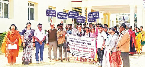 ಭ್ರೂಣ ಲಿಂಗ ಪತ್ತೆ ಕಾನೂನಿಗೆ ವಿರುದ್ಧ ಮತ್ತು ಶಿಕ್ಷಾರ್ಹ ಅಪರಾಧ ಕುರಿತು ಬೆಟ್ಟದಪುರದ ಪ್ರಥಮ ದರ್ಜೆ ಕಾಲೇಜಿನಲ್ಲಿ ಅರಿವು ಮೂಡಿಸಲಾಯಿತು. ಲತಾ, ಕೃಷ್ಣೇಗೌಡ, ಭರತ್‌ರಾಜೇ ಅರಸ್, ಕಾವ್ಯಾ, ಕುಮಾರ್, ದೇವಕಿ, ಚೆನ್ನಮ್ಮ, ಮಹಾದೇವ ಇದ್ದರು.