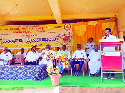 ಮಲ್ಲಮ್ಮನ ಬೆಳವಡಿ ಗ್ರಾಮದಲ್ಲಿ ಹಮ್ಮಿಕೊಂಡಿದ್ದ ವಾರ್ಷಿಕ ಕ್ರೀಡಾಕೂಟ ಉದ್ಘಾಟನೆ ಕಾರ್ಯಕ್ರಮದಲ್ಲಿ ಡಾ.ವಿ.ಐ.ಪಾಟೀಲ ಮಾತನಾಡಿದರು. ಚಂದ್ರಶೇಖರ ಕಾರಿಮನಿ, ನಿಂಗಪ್ಪ ಕರಿಕಟ್ಟಿ ಇತರರಿದ್ದರು.
