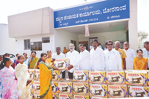 ಬೋರಗಾಂವ ಪಪಂ ವತಿಯಿಂದ ಫಲಾನುಭವಿಗಳಿಗೆ ಯುವ ಮುಖಂಡ ಉತ್ತಮ ಪಾಟೀಲ ಹೊಲಿಗೆ ಯಂತ್ರ ವಿತರಿಸಿದರು. ಪಿಂಟು ಕಾಂಬಳೆ, ಭಾರತಿ ವಸವಾಡೆ, ಪ್ರದೀಪ ಮಾಳಿ, ಅಭಯಕುಮಾರ ಮಗದುಮ್ ಇತರರಿದ್ದರು.