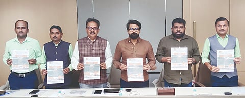 ಯಕ್ಸಂಬಾದಲ್ಲಿ ಶಶಿಕಲಾ ಜೊಲ್ಲೆ  ವಿದ್ಯಾರ್ಥಿವೇತನ ಕರಪತ್ರವನ್ನು ಗಣ್ಯರು ಬಿಡುಗಡೆಗೊಳಿಸಿದರು. ಸಂಸ್ಥೆ ಉಪಾಧ್ಯಕ್ಷ ಬಸವಪ್ರಸಾದ ಜೊಲ್ಲೆ, ದೀಪಕ ಪಾಟೀಲ, ಶಿವಾನಂದ ಪಾಟೀಲ, ವಿಜಯ ರಾವುತ, ಎಂ.ಎಂ.ಪಾಟೀಲ ಇತರರಿದ್ದರು.