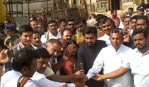 ದೊಡ್ಡಬಳ್ಳಾಪುರದ ಡಿ.ಕ್ರಾಸ್​ ರಸ್ತೆಯಲ್ಲಿ ಜ.9ರಂದು ನೇಕಾರ ಸೀರೆ ಮಳಿಗೆಗೆ ಭೂಮಿಪೂಜೆ ನೇರವೇರಿಸಿದ್ದ ಸಚಿವ ಕೆ.ಎಚ್​.ಮುನಿಯಪ್ಪ, ಶಾಸಕ ಧೀರಜ್​ ಮುನಿರಾಜ.