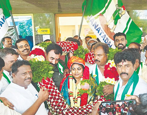 ದೊಡ್ಡಬಳ್ಳಾಪುರ ನಗರಸಭೆ ಅಧ್ಯಕ್ಷೆಯಾಗಿ ಆಯ್ಕೆಯಾದ ಪ್ರಭಾ ನಾಗರಾಜ್​ ಅವರನ್ನು ಮುಖಂಡರು ಸನ್ಮಾನಿಸಿದರು. ಜೆಡಿಎಸ್​ ಜಿಲ್ಲಾಧ್ಯಕ್ಷ ಮಂಜುನಾಥ, ಉಪಾಧ್ಯಕ್ಷ ಬಂತಿ ವೆಂಕಟೇಶ್​, ಸದಸ್ಯರಾದ ತ.ನ ಪ್ರಭುದೇವ, ಮಲ್ಲೇಶ್​, ರಾಜ್ಯ ವಹ್ನಿಕುಲ ಕ್ಷತ್ರಿಯ ಸಂಘದ ನಿರ್ದೇಶಕ ಮಂಜುನಾಥ ಇತರರು ಇದ್ದರು.