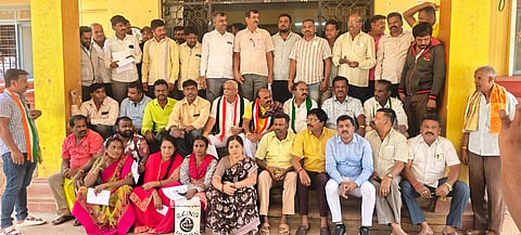 ದೊಡ್ಡಬಳ್ಳಾಪುರದ ತಾಲೂಕು ಕಚೇರಿ ಮುಂದೆ ಚುನಾವಣಾಧಿಕಾರಿಗಳ ವಿರುದ್ಧ ಕಾಂಗ್ರೆಸ್​, ಜೆಡಿಎಸ್​ ಮುಖಂಡರು ಪ್ರತಿಭಟನೆ ನಡೆಸಿದರು. ಮಾಜಿ ಶಾಸಕ ವೆಂಕಟರಮಣಯ್ಯ, ವಕ್ತಾರ ಜಿ.ಲಕ್ಷಿ$್ಮಪತಿ, ಗ್ಯಾರಂಟಿ ಯೋಜನೆಗಳ ಪ್ರಾಧಿಕಾರದ ತಾಲೂಕು ಅಧ್ಯಕ್ಷ ವಿಶ್ವನಾಥ್​ ರೆಡ್ಡಿ, ಅಪ್ಪಿವೆಂಕಟೇಶ್​, ಆದಿತ್ಯ ನಾಗೇಶ್​, ಲಾವಣ್ಯಾ ನಾಗರಾಜ್​, ರಾಮಾಂಜಿನಪ್ಪ, ಜೆಡಿಎಸ್​ ತಾಲೂಕು ಅಧ್ಯಕ್ಷ ಲಕ್ಷ್ಮೀಪತಯ್ಯ, ತಾಲೂಕು ಜೆಡಿಎಸ್​ ವಕ್ತಾರ ಕುಂಟನಹಳ್ಳಿ ಮಂಜುನಾಥ್​ ಇದ್ದರು.