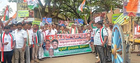 ನೀಟ್​ ಪರೀಕ್ಷೆ ವೈಫಲ್ಯ, ಇಂಧನ ಬೆಲೆ ಏರಿಕೆ ಖಂಡಿಸಿ ದೊಡ್ಡಬಳ್ಳಾಪುರದ ಹಳೇ ಬಸ್​ ನಿಲ್ದಾಣದಲ್ಲಿ ಕಾಂಗ್ರೆಸ್​ ವತಿಯಿಂದ ಪ್ರತಿಭಟನೆ ನಡೆಸಲಾಯಿತು. ಮಾಜಿ ಶಾಸಕ ವೆಂಕಟರಮಣಯ್ಯ, ಜಿಲ್ಲಾ ಪ್ರಚಾರ ಸಮಿತಿ ಅಧ್ಯಕ್ಷ ಜಿ.ಲಕ್ಷ್ಮೀಪತಿ, ಜಿಲ್ಲಾಧ್ಯಕ್ಷ ಸಿ.ಆರ್​ ಗೌಡ, ಡಿಪಿಎ ಅಧ್ಯಕ್ಷ ಚುಂಚೇಗೌಡ, ಮುಖಂಡರಾದ ಭೈರೇಗೌಡ, ಅಂಜನ್​ಮೂರ್ತಿ, ಅಪ್ಪಿ ವೆಂಕಟೇಶ್​, ವಿಶ್ವನಾಥ್​ರೆಡ್ಡಿ, ಆದಿತ್ಯನಾಗೇಶ್​, ಆರ್​.ವಿ. ಮನು, ಶಿವಕುಮಾರ್​ ಇದ್ದರು.