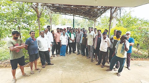 ದೊಡ್ಡಬೆಳವಂಗಲ ಬೆಸ್ಕಾಂ ಕಚೇರಿ ಮುಂದೆ ವಿದ್ಯುತ್​ ಪೂರೈಕೆ ಸಮಸ್ಯೆ ಬಗೆಹರಿಸಲು ಆಗ್ರಹಿಸಿ ರೈತರು ಪ್ರತಿಭಟನೆ ನಡೆಸಿದರು. ರೈತರಾದ ಪುಟ್ಟಶಾಮಯ್ಯ, ಗೋಪಿನಾಥ್​, ಸತ್ಯನಾರಾಯಣ, ಸಂತೋಷ್​, ಅರುಣ್​ ಕುಮಾರ್​, ಚಂದ್ರಶೇಖರ್​, ಭರತ್​ ಕುಮಾರ್​, ಹರೀಶ್​, ಸುರೇಶ್​, ಮಹೇಶ್​, ದೇವರಾಜ್​ ಇತರರು ಇದ್ದರು. 