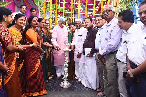 ಗದಗ ಕರಿಯಮ್ಮ ಕಲ್ಲು ಬಡಾವಣೆಯಲ್ಲಿ ಏರ್ಪಡಿಸಿದ್ದ ಜಾತ್ರಾಮಹೋತ್ಸವ ಕಾರ್ಯಕ್ರಮವನ್ನು ಡಿ.ಆರ್​. ಪಾಟೀಲ ಉದ್ಘಾಟಿಸಿದರು. ಅಪ್ಪಣ್ಣ ಸೊರಟೂರ, ಮಂಜುನಾಥ, ಗಣೇಶ ಭಟ್​ ಪುರಾಣಿಕ, ಕೃಷ್ಣಾ ಸೊರಟೂರ, ಶ್ರೀಧರ ನೇತ್ರತ್ವದ ಪುರೋಹಿತರ ತಂಡ ಹಲವು ಧಾಮಿರ್ಕ ವಿಧಿ ವಿಧಾನದಂತೆ ಚಂಡಿಕಾ ಹೋಮ ಧಾಮಿರ್ಕ ಕೈಂಕರ್ಯವನ್ನು ನೆರವೇರಿಸಿದರು. ಕರಿಯಮ್ಮದೇವಿ ಜಾತ್ರಾ ಸಮಿತಿ ಅಧ್ಯರಾ ಶಂಕರ ಪ್ರತಿಭಾ ಹಾನಗಲ್​, ಎಸ್​. ಬಿ. ಹಡಗಲಿ, ಗೀತಾ ಅಣ್ಣಿಗೇರಿ, ಭುವನೇಶ್ವರಿ ಹಿರೇಮಠ,