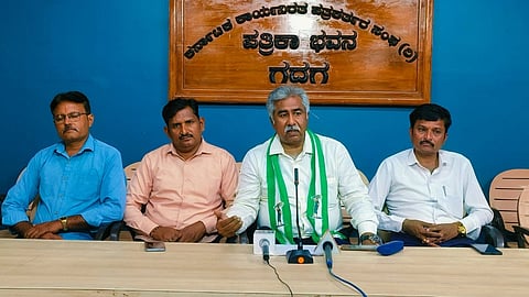  ಬಿಡದಿ ಟೌನ್​ಶಿಪ್​ ವಿರೋಧಿಸಿ ಜಿಡಿಎಸ್​ ಹಮ್ಮಿಕೊಂಡಿರುವ ಪಾದಯಾತ್ರೆ ಕುರಿತು ವೆಂಕನಗೌಡ ಗೋವಿಂದಗೌಡ್ರ ಸುದ್ದಿಗೋಷ್ಟಿ ನಡೆಸಿದರು. ಪ್ರುಲ್​ ಪುಣೇಕರ, ಬಸವರಾಜ ಅಪ್ಪಣ್ಣನವರ, ಜಿ. ಕೆ. ಕೊಳ್ಳಿಮಠ ಸೇರಿದಂತೆ ಇತರರು ಇದ್ದರು.