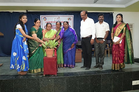 ಗದಗ ನಗರದ ಕೆಎಲ್​ಇ ಸಂಸ್ಥೆಯಲ್ಲಿ ಏರ್ಪಡಿಸಿದ್ದ ಮಹಿಳಾ ದಿನಾಚರಣೆಯನ್ನು ಜಯಶ್ರೀ ಹಿರೇಮಠ ಉದ್ಘಾಟಿಸಿದರು. ಸುಲೋಚನಾ ಕಟಗಿ, ಅಸುಂಡಿಯ ಸೂಲಗಿತ್ತಿ, ರೇಣವ್ವ  ಪೂಜಾರ, ಡಾ. ಲಕ್ಷಿ$್ಮ ಕಿಲ್ಲೇದಾರ, ಡಾ. ರಮೇಶ ಇತರರು ಇದ್ದರು.