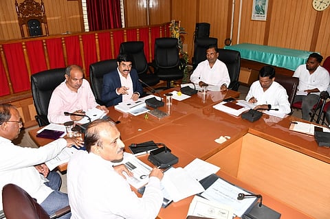   ಗದಗ ಜಿಲ್ಲಾಡಳಿತ ಭವನದಲ್ಲಿ ಕ್ರೀಯಾಯೋಜನೆ ಕುರಿತು ಸಭೆ ಜರುಗಿತು.  ಡಾ. ಎಂ. ವಿ. ವೆಂಕಟೇಶ, ದುರಗೇಶ್​ ಕೆ. ಆರ್​., ಸಿ.ಆರ್​. ಮುಂಡರಗಿ, ಎ. ಎ. ಕಂಬಾಳಿಮಠ, ಗಂಗಪ್ಪ ಎಂ., ಚೇತನಾ ಪಾಟೀಲ, ಡಿಡಿಪಿಐ ಆರ್​. ಎಸ್​. ಬುರಡಿ, ಜಿಲ್ಲಾ ಆರೋಗ್ಯ ಮತ್ತು ಕುಟುಂಬ ಕಲ್ಯಾಣಾಧಿಕಾರಿ ಡಾ. ಎಸ್​. ಎಸ್​. ನೀಲಗುಂದ ಸೇರಿದಂತೆ ಇತರರು ಇದ್ದರು.  