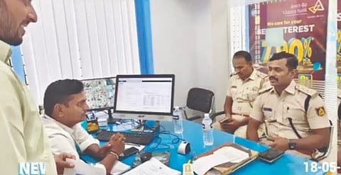 ಹುಮನಾಬಾದ್​ನಲ್ಲಿ ಸೋಮವಾರ ಡಿವೈಎಸ್​ಪಿ ಮಡೋಳಪ್ಪ ಪಿ.ಎಸ್​. ವಿವಿಧ ಬ್ಯಾಂಕ್​ ಮತ್ತು ಎಟಿಎಂ ಕೇಂದ್ರಗಳಿಗೆ ತೆರಳಿ ಭದ್ರತಾ ವ್ಯವಸ್ಥೆ ಪರಿಶೀಲಿಸಿದರು. ಪಿಎಸ್​ಐ ಸುರೇಶಕುಮಾರ ಇತರರಿದ್ದರು.
