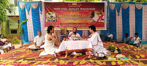 ಎಚ್.ಡಿ.ಕೋಟೆ ಪಟ್ಟಣದ ವಿಶ್ವ ಭಾರತಿ ಪ್ರೌಢಶಾಲಾ ಆವರಣದಲ್ಲಿ ಮೈಸೂರಿನ ಹಾರ್ಟ್ ಆಫ್ ಲಿವಿಂಗ್ ಆಶ್ರಮದ ವತಿಯಿಂದ ಸಾವಿರ ವರ್ಷಗಳ ಸೋಮನಾಥ ಜೋತಿರ್ಲಿಂಗ ದರ್ಶನ ನೀಡಲಾಯಿತು.