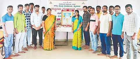  ಎಚ್.ಡಿ.ಕೋಟೆ ಪಟ್ಟಣದ ಗ್ರಂಥಾಲಯ ಕಚೇರಿಯಲ್ಲಿ ರಾಷ್ಟ್ರೀಯ ಗ್ರಂಥಾಲಯ ಸಪ್ತಾಹ ಕಾರ್ಯಕ್ರಮ ಆಯೋಜಿಸಲಾಗಿತ್ತು.