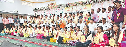 ಎಚ್.ಡಿ.ಕೋಟೆ ಪಟ್ಟಣದ ಆದಿಚುಂಚನಗಿರಿ ಶಿಕ್ಷಣ ಟ್ರಸ್ಟ್‌ನ ಸ್ವತಂತ್ರ ಪದವಿ ಪೂರ್ವ ಕಾಲೇಜಿನಲ್ಲಿ ಪ್ರಥಮ ಪಿಯುಸಿ ವಿದ್ಯಾರ್ಥಿಗಳಿಗೆ ಆಯೋಜಿಸಿದ್ದ ಸ್ವಾಗತ ಸಮಾರಂಭ ಹಾಗೂ 2026-27ನೇ ಸಾಲಿನ ಕ್ರೀಡಾ ಮತ್ತು ಸಾಂಸ್ಕೃತಿಕ ಚಟುವಟಿಕೆ ಉದ್ಘಾಟನಾ ಕಾರ್ಯಕ್ರಮವನ್ನು ಆದಿಚುಂಚನಗಿರಿ ಮೈಸೂರು ಶಾಖಾ ಮಠದ ಮಠಾಧ್ಯಕ್ಷ ಶ್ರೀ ಸೋಮೇಶ್ವರನಾಥ ಸ್ವಾಮೀಜಿ ಉದ್ಘಾಟಿಸಿದರು. ಚಂದ್ರೇಗೌಡ, ಜೆ.ಎನ್.ವೆಂಕಟೇಶ್, ಭೈರೇಗೌಡ, ಎ.ಸಿ.ಭೈರಪ್ಪ, ಎ.ಜೆ.ಕಾಳೇಗೌಡ, ಕೃಷ್ಣೇಗೌಡ ಇತರರಿದ್ದರು.