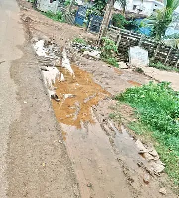 ಮಲ್ಲಾಪುರ ಮುಖ್ಯರಸ್ತೆಯಲ್ಲಿ ಪೈಪ್ ಒಡೆದು ರಸ್ತೆ ಬದಿ ನೀರು ನಿಂತಿರುವುದು.