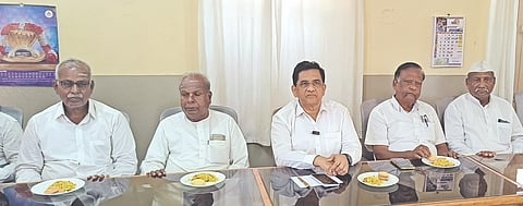 ಹುನಗುಂದ ವಿಮವಿವ ಸಂಘದ ಕಾರ್ಯಾಲಯದಲ್ಲಿ ಕರೆದ ಸುದ್ದಿಗೋಷ್ಠಿಯಲ್ಲಿ ಡಾ. ಮಹಾಂತೇಶ ಕಡಪಟ್ಟಿ ಮಾತನಾಡಿದರು.   ಡಾ. ಶಿವಶಂಕರ ಮುದಗಲ್, ರಾಚಪ್ಪ ರಾಜಮನಿ ಇತರರಿದ್ದರು.
