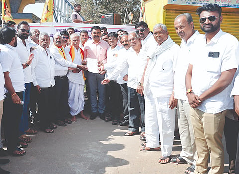 ಹಾರೂಗೇರಿ ತಾಲೂಕು ಘೋಷಣೆ ಮಾಡುವಂತೆ ಒತ್ತಾಯಿಸಿ ತಹಸೀಲ್ದಾರ್ ಮಹಾದೇವ ಸನಮುರಿ ಅವರಿಗೆ ಪ್ರತಿಭಟನಾಕಾರರು ಮನವಿ ಸಲ್ಲಿಸಿದರು. ವಸಂತ ಲಾಳಿ, ಜಿನ್ನಪ್ಪ ಅಸ್ಕಿ, ಡಾ.ಎಲ್.ಎಸ್.ಜಂಬಗಿ, ಡಾ.ವಿ.ಎಸ್.ಮಾಳಿ,  ಎನ್.ಎಸ್.ಚೌಗಲಾ ಇತರರಿದ್ದರು.