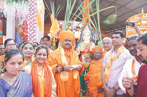 ಮುಗಳಖೋಡದ ಡಾ.ಮುರುಘರಾಜೇಂದ್ರ ಸ್ವಾಮೀಜಿ ಭಾರತಮಾತೆ ಭಾವಚಿತ್ರಕ್ಕೆ ಪೂಜೆ ಸಲ್ಲಿಸುವ ಮೂಲಕ ಶೋಭಾಯಾತ್ರೆಗೆ ಚಾಲನೆ ನೀಡಿದರು.