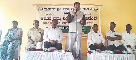 ಪತ್ತು ವಿತರಣೆ ಕಾರ್ಯಕ್ರಮದಲ್ಲಿ ಅಣ್ಣಾಸಾಹೇಬ ಜೊಲ್ಲೆ ಮಾತನಾಡಿದರು. ರಾಜೇಂದ್ರ ಪಾಟೀಲ, ಶಶಿಕಾಂತ ನಾಯಿಕ, ಬಸಗೌಡ ಪಾಟೀಲ, ಪಾರವ್ವ ಲಠ್ಠಿ ಇತರರಿದ್ದರು.