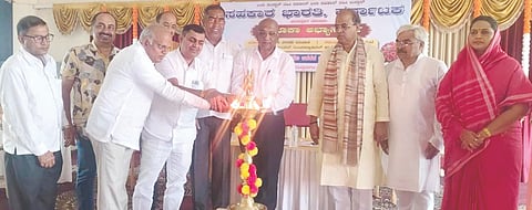 ಪಾರಿಶ್ವಾಡ ಗ್ರಾಮದ ಹನಿವೆಲ್ ಇಂಟರನ್ಯಾಷನಲ್ ಶಾಲೆಯಲ್ಲಿ ಹಮ್ಮಿಕೊಂಡಿದ್ದ ತಾಲೂಕು ಅಭ್ಯಾಸ ವರ್ಗ ಕಾರ್ಯಕ್ರಮವನ್ನು ಗಣ್ಯರು ಉದ್ಘಾಟಿಸಿದರು. ಶಾಸಕ ವಿಠ್ಠಲ ಹಲಗೇಕರ, ಮಹಾಂತೇಶ ಕವಟಗಿಮಠ, ರಾಜೇಂದ್ರ ಮುತಗೇಕರ, ಡಾ.ಸುಧಾಕರ ಮಹೇಂದ್ರಕರ ಇತರರಿದ್ದರು.