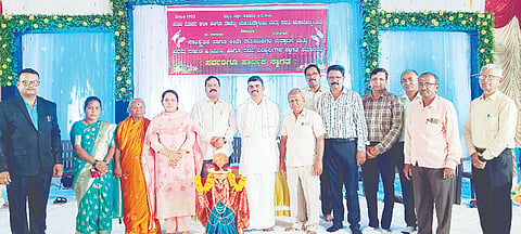ಶೇಡಬಾಳದ ಎಸ್‌ಎಸ್‌ಎಸ್ ಸಮಿತಿ ಮಹಾವಿದ್ಯಾಲಯದಲ್ಲಿ ಹಮ್ಮಿಕೊಂಡಿದ್ದ ಕ್ರೀಡೆ ಮತ್ತು ಸಾಂಸ್ಕೃತಿಕ ಚಟುವಟಿಕೆಗಳ ಉದ್ಘಾಟನೆ ಕಾರ್ಯಕ್ರಮದಲ್ಲಿ ವೀರೇಶ ಪಾಟೀಲ, ರಶ್ಮಿ ಜಕಾತಿ, ಅಣ್ಣಾಸಾಹೇಬ ಕೋರೆ ಇತರರಿದ್ದರು.