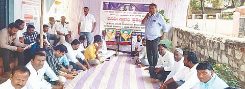 ಕುಕನೂರು ತಾಪಂ ಕಚೇರಿ ಮುಂಭಾಗ ಕಲ್ಯಾಣ ಕರ್ನಾಟಕ ಯಲಬುರ್ಗಾ-ಕುಕನೂರು ತಾಲೂಕು ಸಿವಿಲ್ ಗುತ್ತಿಗೆದಾರರ ಎಸ್ಸಿ-ಎಸ್ಟಿ ಸಂಘ ಅನಿರ್ದಿಷ್ಟಾವಧಿ ಧರಣಿ ನಡೆಸಿತು. ಜೆಡಿಎಸ್ ವಕ್ತಾರ ಮಲ್ಲನಗೌಡ ಕೋನನಗೌಡ್ರ, ಪ್ರಮುಖರಾದ ಲಕ್ಷ್ಮಣ ಕಾಳಿ, ಸುರೇಶ ಬಳೂಟಗಿ, ನೀಲಪ್ಪ ದೊಡ್ಡಮನಿ, ಸಿದ್ದು ಮಣ್ಣಿನವರ್ ಇತರರಿದ್ದರು.