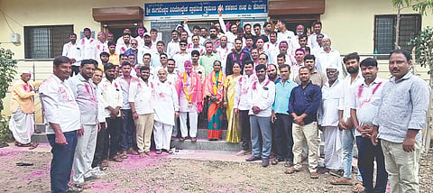 ಕೋಹಳ್ಳಿ ಸಂಗಮೇಶ್ವರ ವಿವಿಧೋದ್ದೇಶ ಪಿಕೆಪಿಎಸ್‌ಗೆ ಅಧ್ಯಕ್ಷರಾಗಿ ಶೌಕತ್‌ಅಲಿ ಡೊಂಗರಗಾಂವ ಹಾಗೂ ಉಪಾಧ್ಯಕ್ಷರಾಗಿ ಶಿವನವ್ವ ಡಂಬಳಿ ಅವಿರೋಧವಾಗಿ ಆಯ್ಕೆಯಾದ ಹಿನ್ನೆಲೆಯಲ್ಲಿ ಸನ್ಮಾನಿಸಲಾಯಿತು. ರೇವಣ್ಣಸಿದ್ಧ ಸತ್ತಿ, ಸುವರ್ಣಾ ಝರೆ, ಸುರೇಶ ಬಿಳಗುಂಡಿ, ರಾಮು ತಳವಾರ ಇತರರಿದ್ದರು.