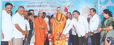 ಕೊಟ್ಟೂರಿನಲ್ಲಿ ಶ್ರೀ ಮಾರ್ಕಂಡೇಶ್ವರ ಸ್ವಾಮಿ ಪ್ರತಿಷ್ಠಾಪನೆ ಶತಮಾನೋತ್ಸವ ಸಮಾರಂಭದ ಧರ್ಮಸಭೆಯನ್ನು ಉಜ್ಜಿನಿ ಜಗದ್ಗುರು ಸಿದ್ಧಲಿಂಗ ರಾಜದೇಶಿಕೇಂದ್ರ ಶಿವಾಚಾರ್ಯ ಸ್ವಾಮೀಜಿ ಉದ್ಘಾಟಿಸಿದರು. 