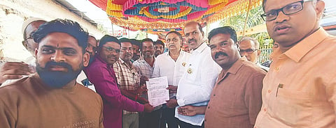 ಕೊಟ್ಟೂರಿನಲ್ಲಿ ಶಾಸಕ ಕೆ.ನೇಮಿರಾಜ್ ನಾಯ್ಕಗೆ ರಾಜ್ಯ ಕೋಳಿ ಸಾಕಾಣಿಕೆದಾರರ ಕ್ಷೇಮಾಭಿವೃದ್ಧಿ ಸಂಘದಿಂದ ಮನವಿ ಸಲ್ಲಿಸಲಾಯಿತು.