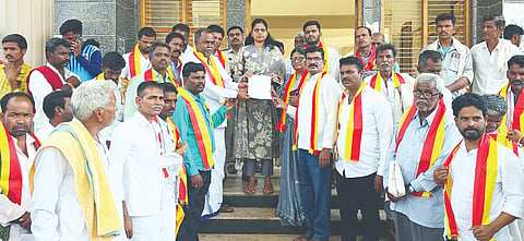 ಕಾಳಸಂತೆಯಲ್ಲಿ ಪಡಿತರ ಮಾರಾಟ ತಡೆಯುವುದು ಸೇರಿದಂತೆ ವಿವಿಧ ಬೇಡಿಕೆಗಳ ಈಡೇರಿಕೆಗೆ ಆಗ್ರಹಿಸಿ ಕೂಡ್ಲಿಗಿ ತಹಸೀಲ್ದಾರ್ ವಿ. ಕೆ.ನೇತ್ರಾವತಿಗೆ ಕರ್ನಾಟಕ ರಕ್ಷಣಾ ವೇದಿಕೆ ಪದಾಧಿಕಾರಿಗಳು ಮನವಿ ಸಲ್ಲಿಸಿದರು. 