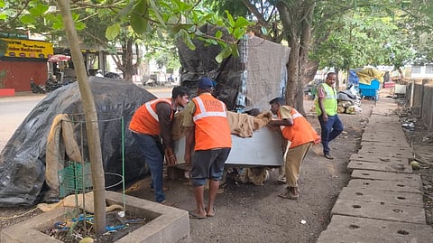 ನಗರಸಭೆ ಸಿಬ್ಬಂದಿ ಫುಟ್‌ಪಾತ್‌ ಅತಿಕ್ರಮಣ ತೆರವು ಮಾಡಿದರು. 