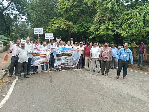 ಶಿಕ್ಷಕರು ಕಾರವಾರದಲ್ಲಿ ಪ್ರತಿಭಟನೆ ನಡೆಸಿದರು. 