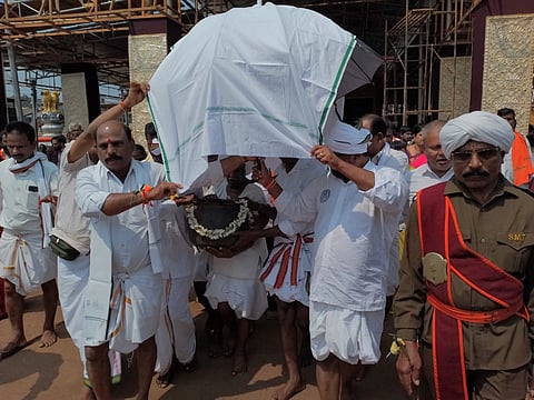 ಮೇಟಿ ದೀಪ ಉರಿಸಿ ದೇವಸ್ಥಾನದ ಎದುರು ಕಲ್ಯಾಣ ಮಂಟಪದಲ್ಲಿ ತಂದಿರಿಸಲಾಯಿತು. 