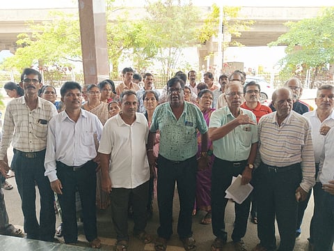 ಕಾರವಾರ ಅರ್ಬನ್‌ ಬ್ಯಾಂಕ್‌ ಗ್ರಾಹಕರು ಜಿಲ್ಲಾಧಿಕಾರಿ ಕಚೇರಿ ಎದುರು ಸೇರಿದರು. 