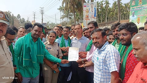 ಶಿರಸಿಯ ದಾನಕೊಪ್ಪದಲ್ಲಿ ರೈತರು ಪ್ರತಿಭಟನೆ ನಡೆಸಿದರು.