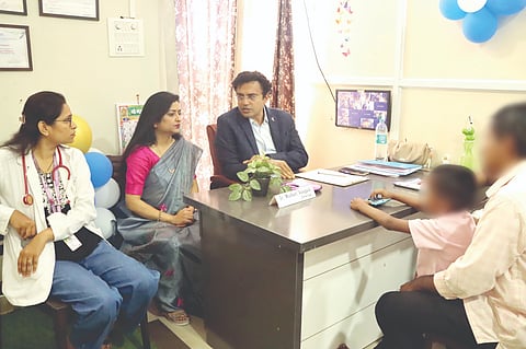 ಮಿರಜದ ನಿರ್ಮಲ ಆಟಿಸಂ ಮತ್ತು ಕಲಿಕಾ ಅಂಗವೈಕಲ್ಯ ಶಿಕ್ಷಣ ಕೇಂದ್ರದಲ್ಲಿ ಹಮ್ಮಿಕೊಂಡಿದ್ದ ಶಿಬಿರದಲ್ಲಿ ಡಾ.ಚಂದ್ರಶೇಖರ ಹಳಿಂಗೆಳೆ ಮಾತನಾಡಿದರು. ಡಾ.ಮಾಧುರಿ ವಾಂಗಪತಿ, ಡಾ.ಶ್ರದ್ಧಾ ಗಾಯಕವಾಡ ಇತರರಿದ್ದರು.