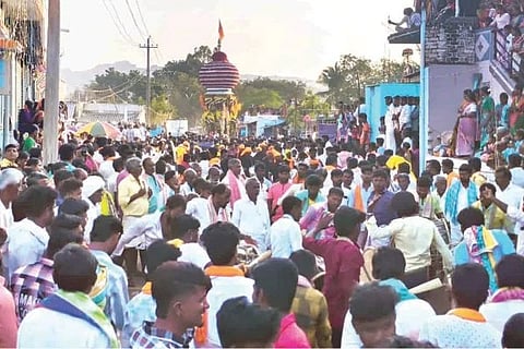 ಕನಕಗಿರಿ ತಾಲೂಕಿನ ಚಿಕ್ಕಮಾದಿನಾಳ ಗ್ರಾಮದ ಮರಿಯಮ್ಮ, ಪೂಜೇಶ್ವರ ತಾತನವರ ಜಾತ್ರೆ ನಿಮಿತ್ತ ರಥೋತ್ಸವ ಸಂಭ್ರಮದಿಂದ ಜರುಗಿತು.